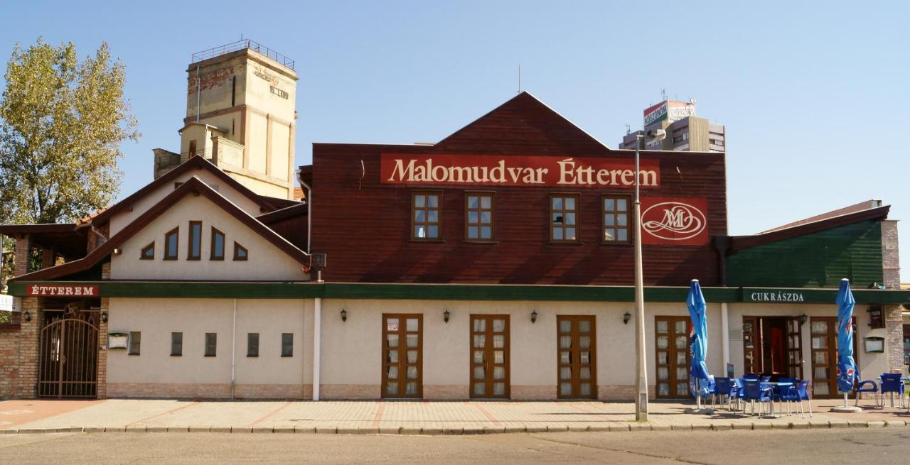 Malomudvar Etterem Cukraszda Panzio Es Rendezvenyhaz Gyöngyös Eksteriør billede